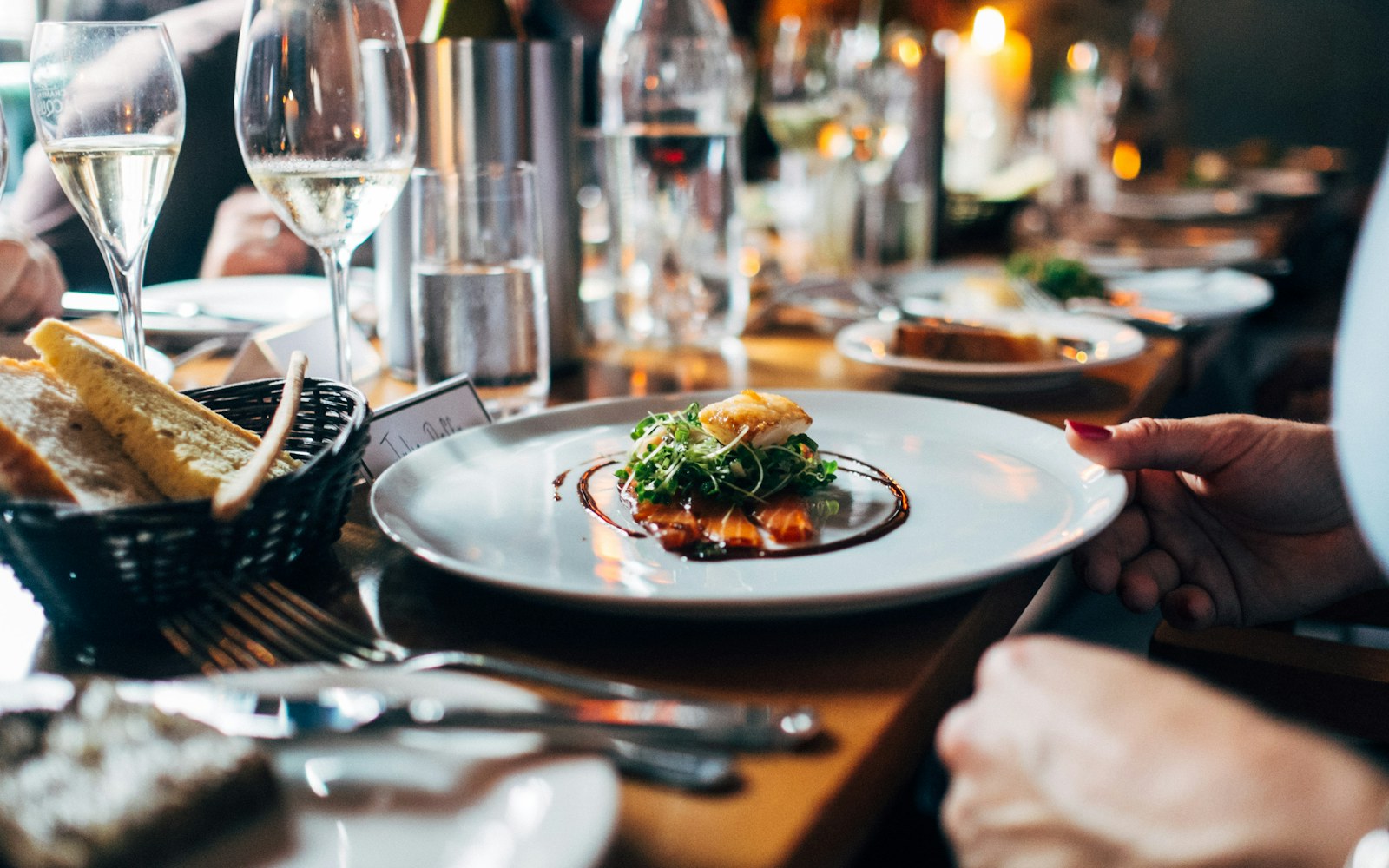 brasserie enteriőr és tálalás – egyedi stock fotó 1